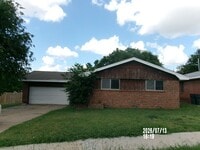 Building Photo - Spacious home with lots of personality located in Lawton Heights