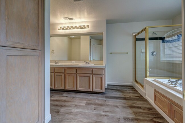 Building Photo - Large Home within Clovis Unified