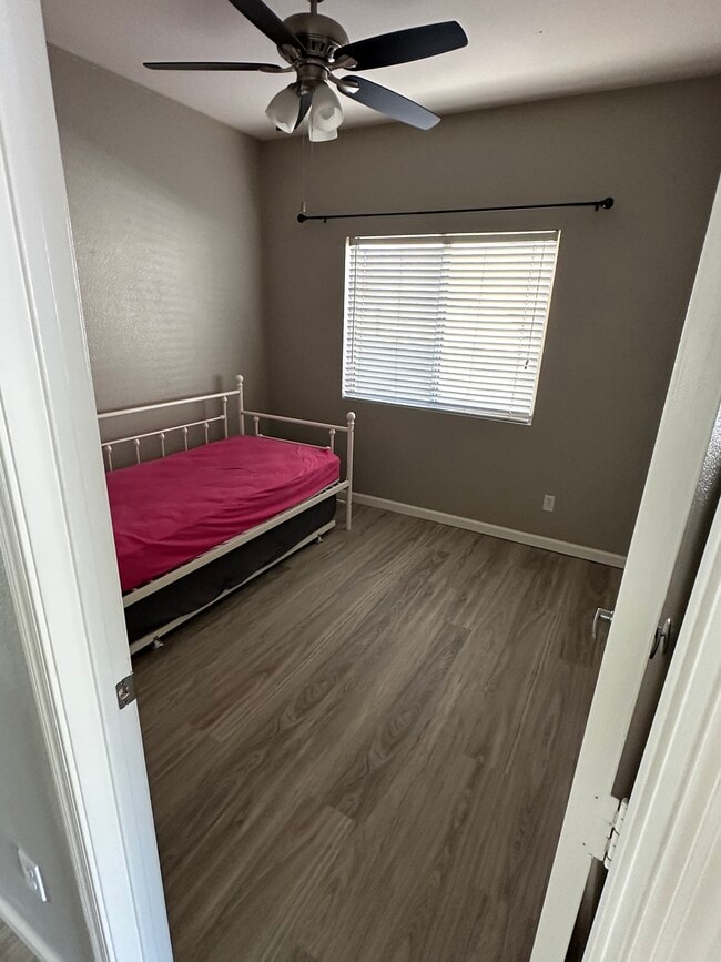 Building Photo - 4043 W Desert Hollow Dr