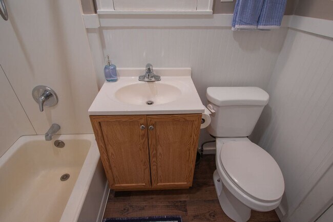 Building Photo - Airbnb Short-Term Rental Cozy two Bedroom one bath ranch style home Mayfield Heights