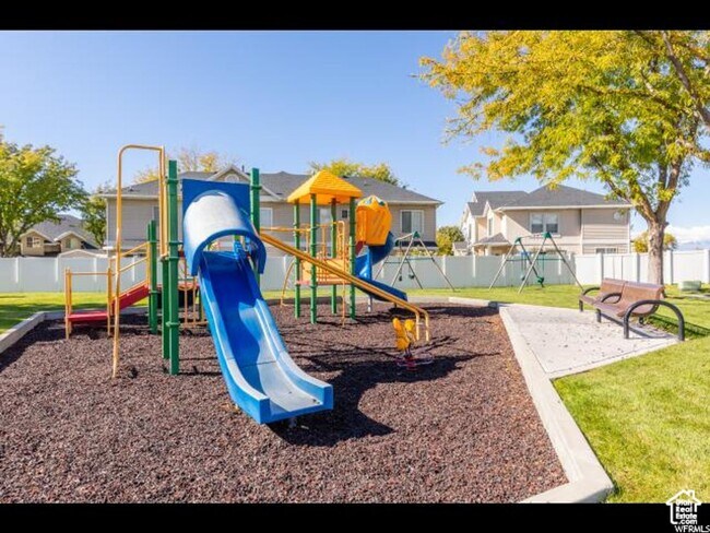 Building Photo - Springville Townhome