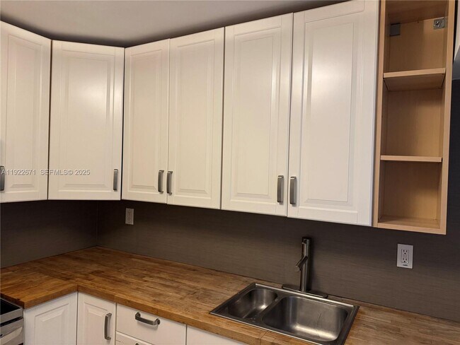 Building Photo - 9500 W Bay Harbor Dr