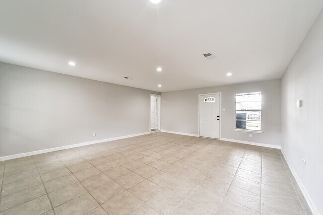 Building Photo - 318 E Mitchell Rd