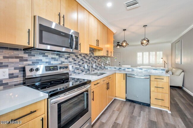 Building Photo - 721 E Montebello Ave