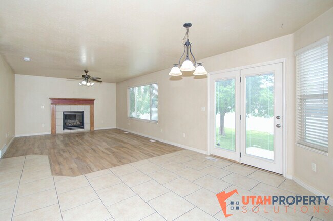 Building Photo - 4638 Seminole Cir