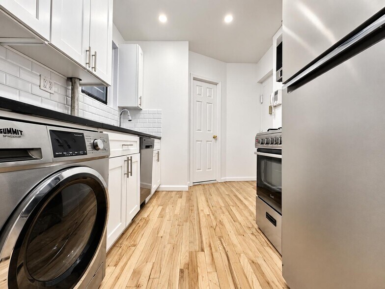 Building Photo - 401 E 68th St