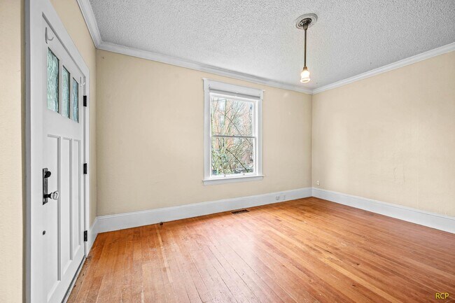 Building Photo - 626 NE Russell St