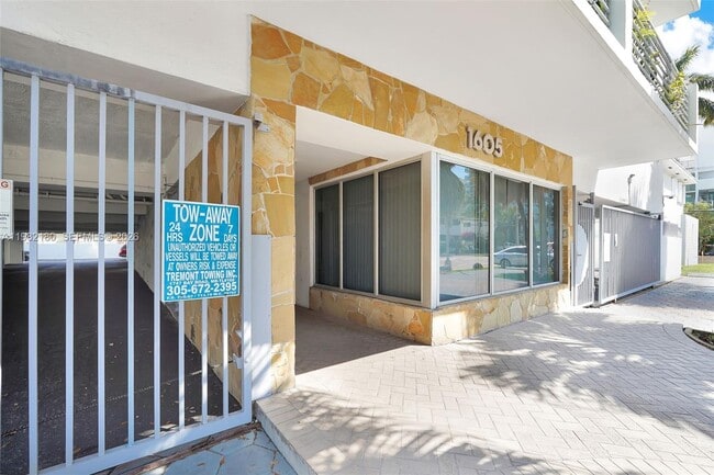 Building Photo - 1605 Bay Rd