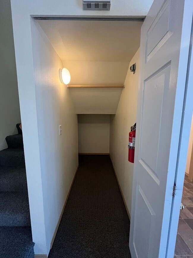 Building Photo - Townhouse Style Two Bedroom Apartment in Bellingham