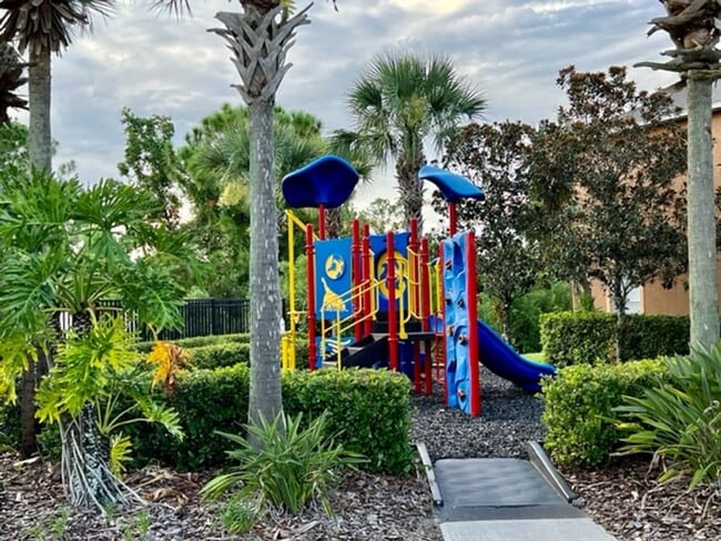 Building Photo - MOVE IN MARCH! Charming 2 Beds 2.5 Bath Townhome! 2 MASTER SUITES! Attached one car garage!! Extr...