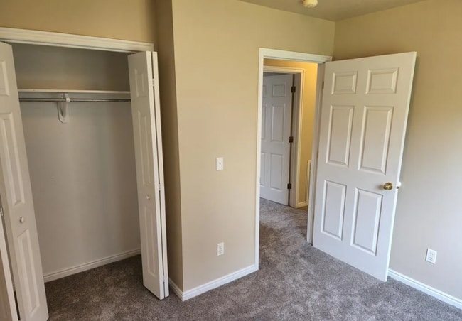 Building Photo - 2 Bed 1 Bath Upper Condo - with Optix inte...