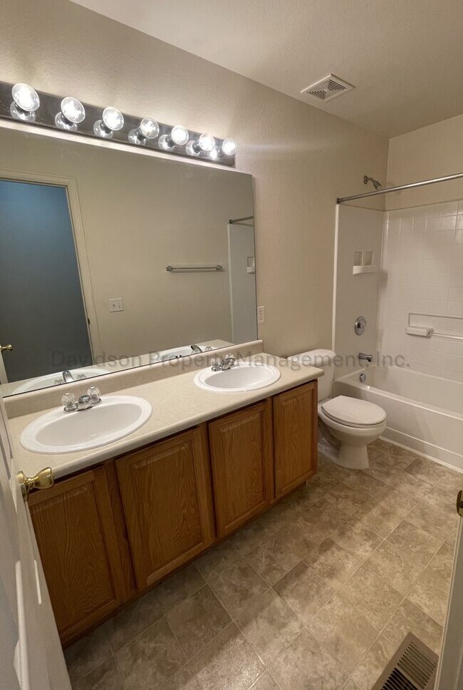 Building Photo - Great 3-Bedroom Townhouse in Southeast Colorado Springs