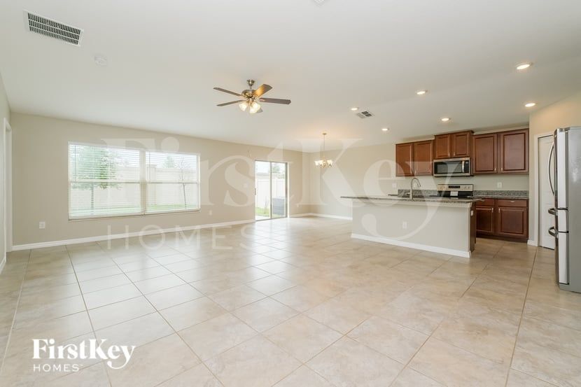 Building Photo - 6117 Tremeza Pl