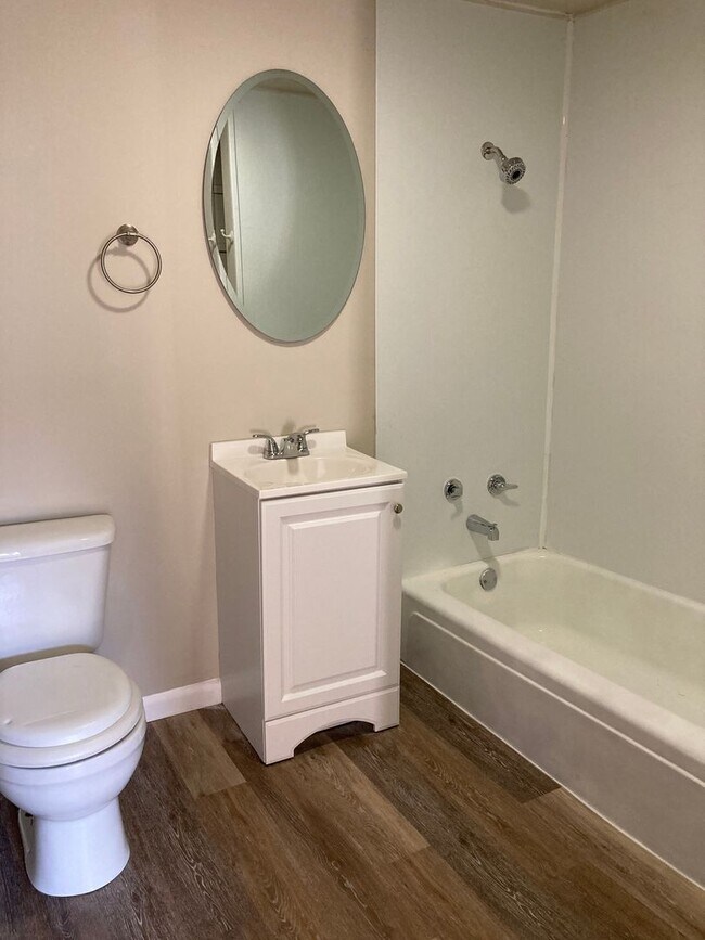 Building Photo - Updated 2 bedroom 1 bathroom home