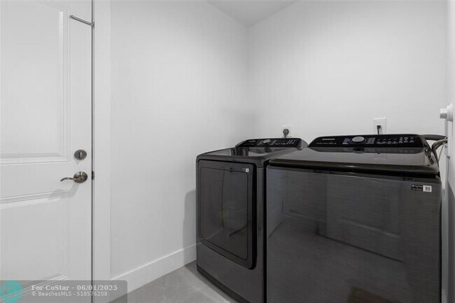 Building Photo - 9585 Carousel Cir S