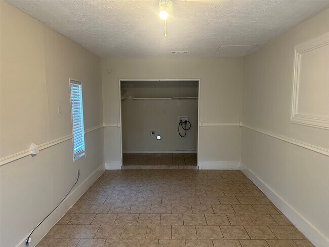 Building Photo - 9301 Chesterfield Dr