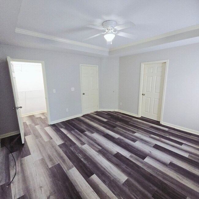 Building Photo - Spacious 3 BR / 2.5 BA in Birmingham!