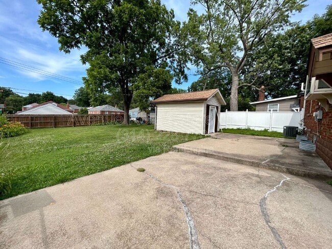 Building Photo - 9215 Meadowbrook Ln