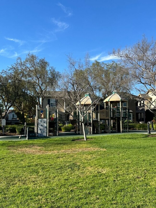 Building Photo - 2 Story home 3 Bedroom, 3 Bathroom Tustin Field.