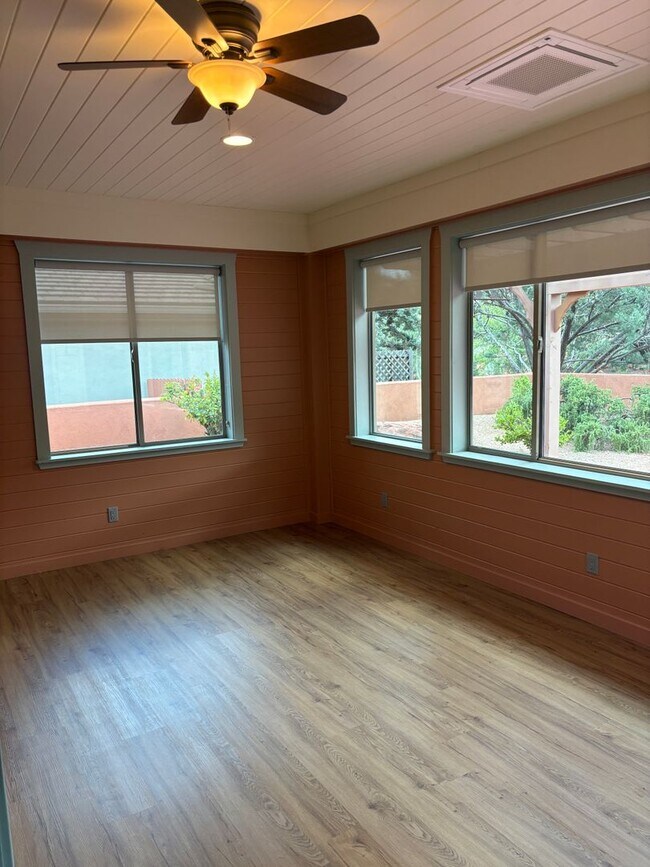 Building Photo - 110 E Bighorn Ct