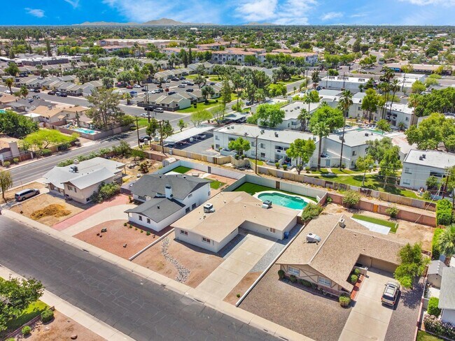 Building Photo - 6 Bedroom/4 Bath - Fully Remodeled