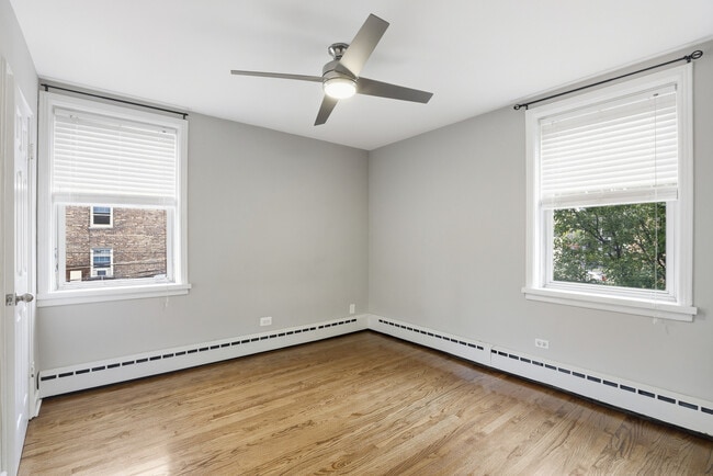 Building Photo - 2412 W Farragut Ave