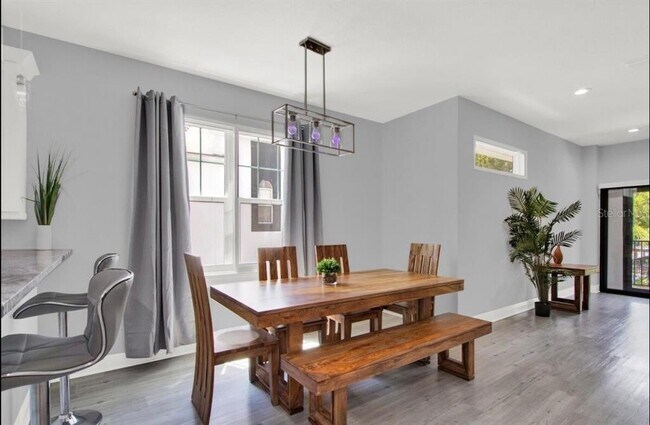 Building Photo - 405 S Westland Ave