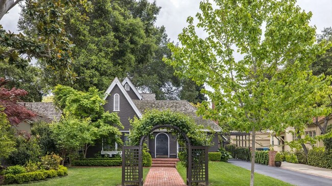 Building Photo - Charming Home w/ Beautifully Landscaped Ya...