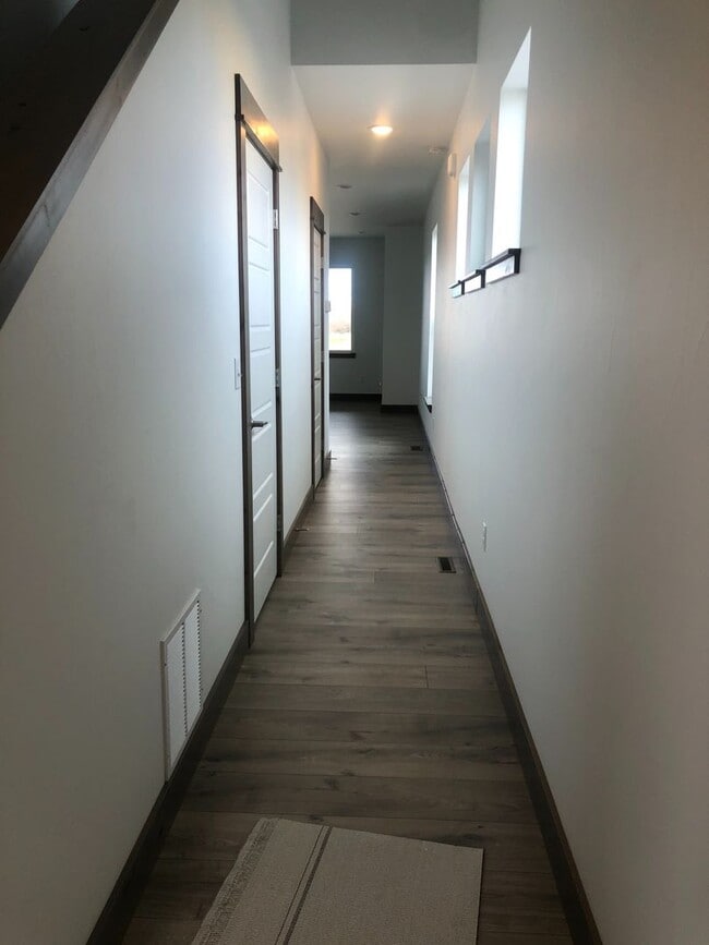 Building Photo - Two Story Town-Home! 3 Bedroom/ 2.5 Bath + 2nd Living Room! Oversized Rooms