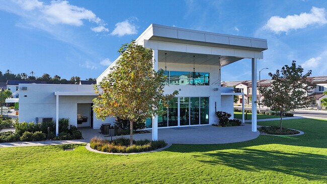 Building Photo - Light and bright 4 bedroom 3 bath beauty i...