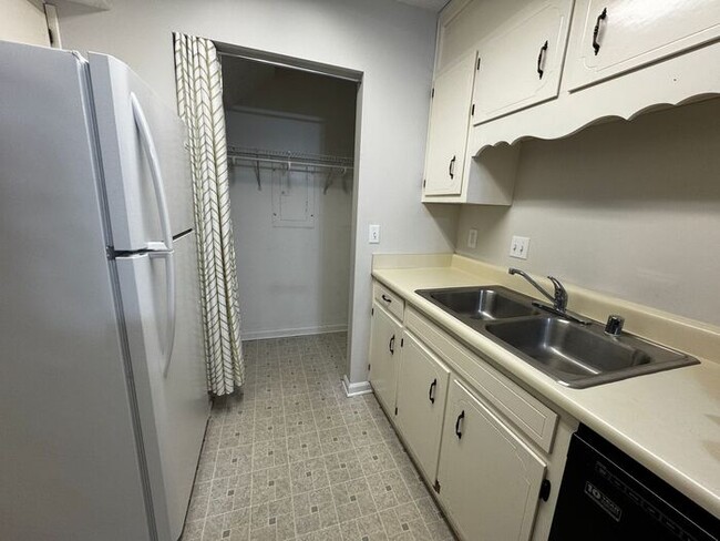Building Photo - Townhome with attached garage near Tech Corridor and Research Park