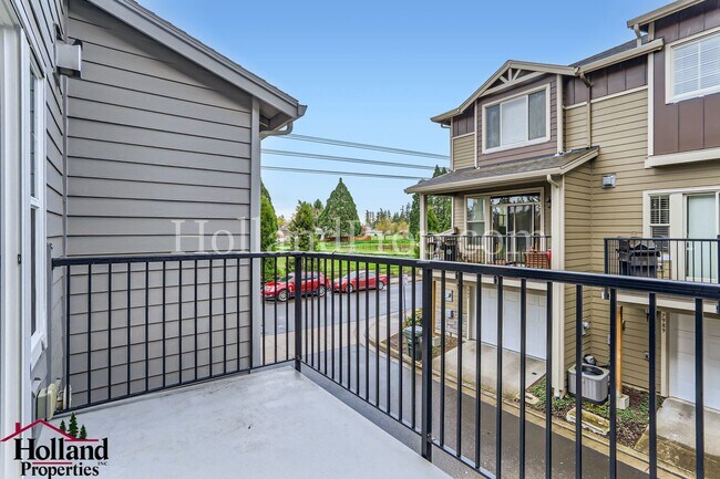 Building Photo - Spacious End-Unit Condo in Prime Beaverton...
