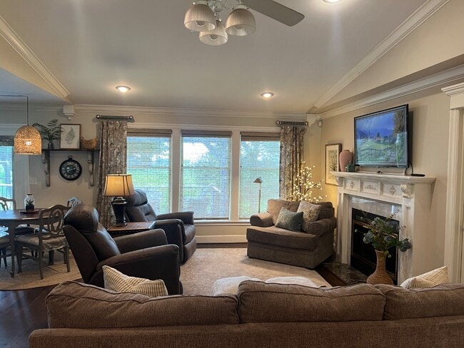 Building Photo - 243 Kate Dr