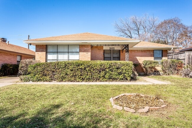 Building Photo - 2625 San Medina Ave