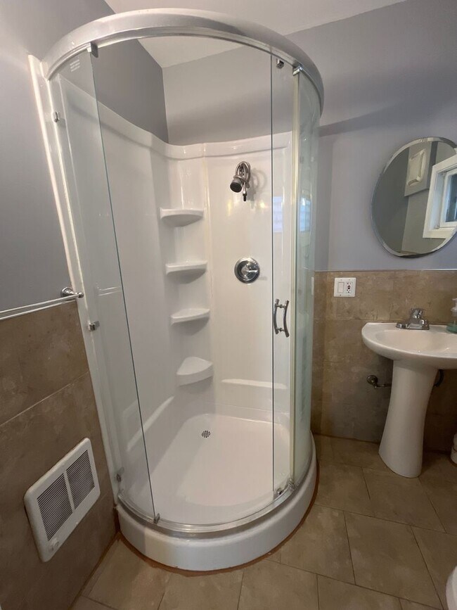 Building Photo - 829 Ferry St