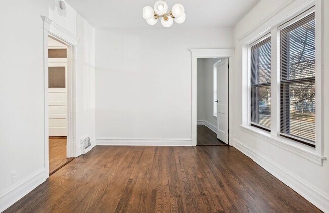 Building Photo - 2207 W School St