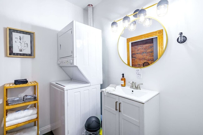 Building Photo - 1180 N High St