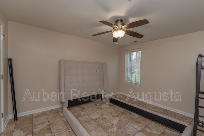 Building Photo - 913 Walker St