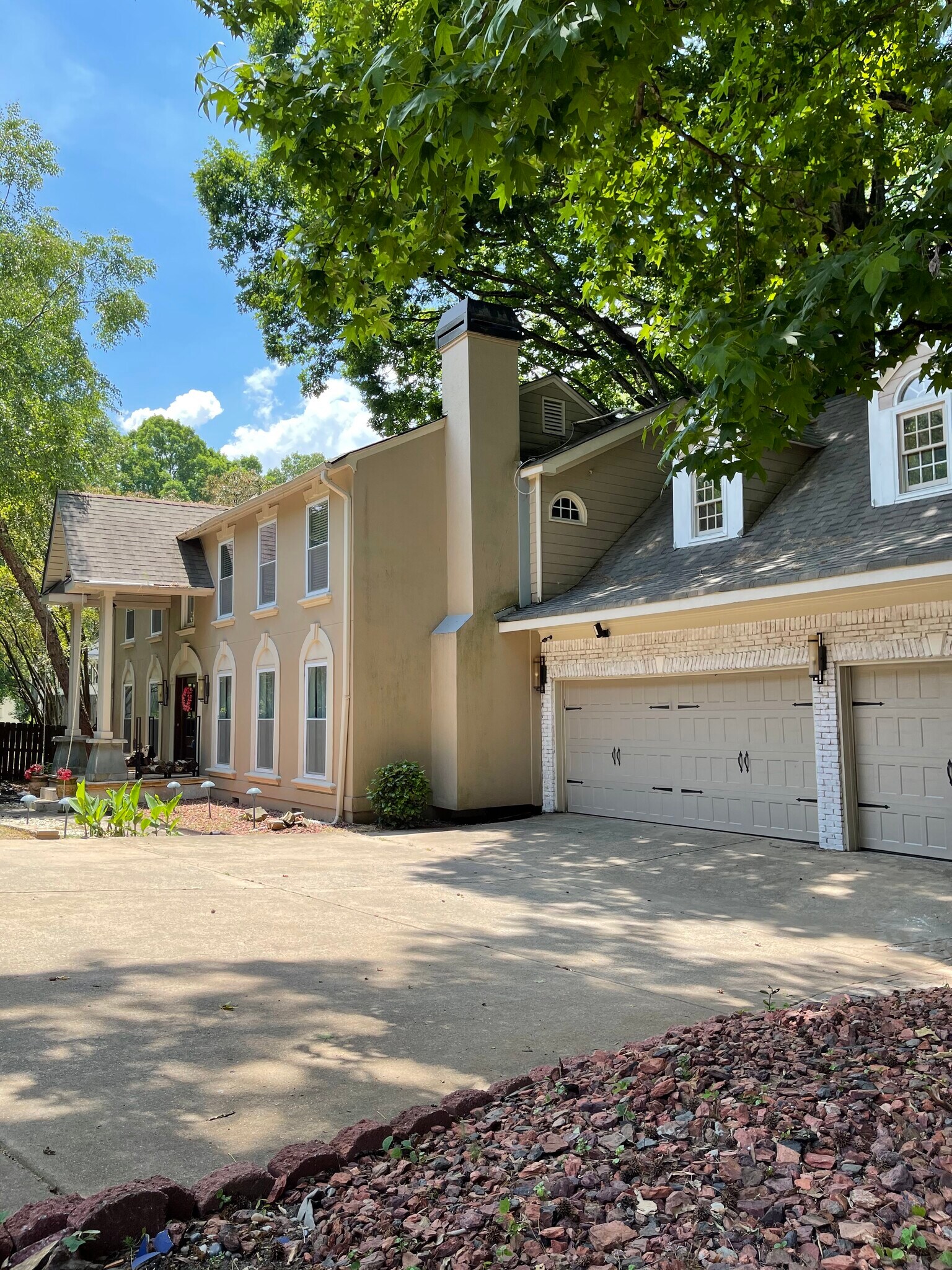 Building Photo - 915 Woodlawn Dr NE