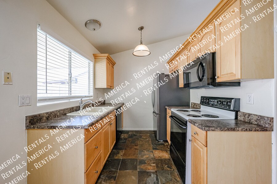 Building Photo - 2834 E Isabella Ave