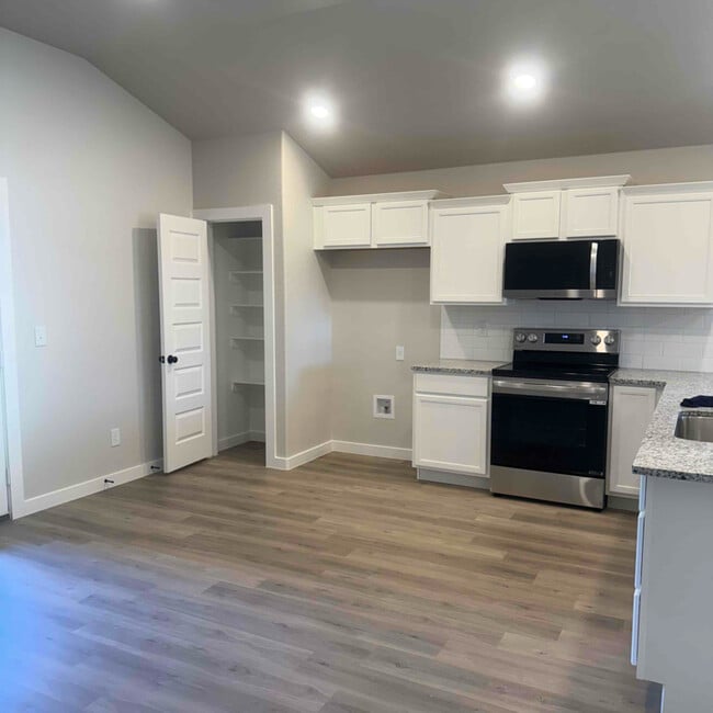Building Photo - 3004 Buckthorn Dr
