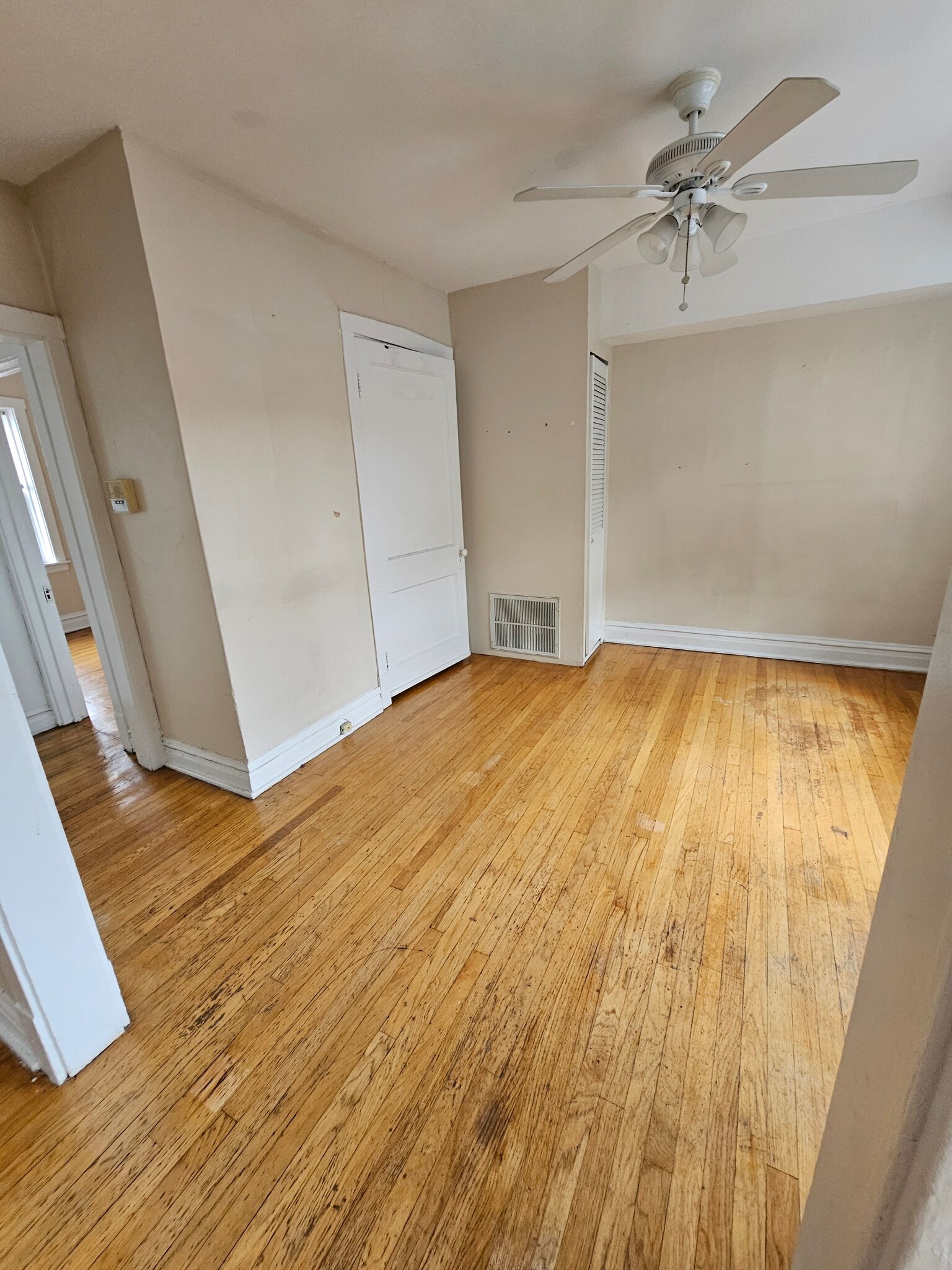 Building Photo - 3054 W Berteau Ave
