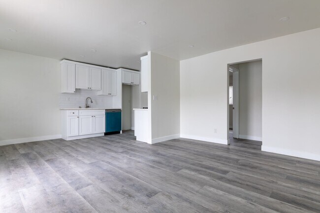 Building Photo - Newly Renovated 1 and 2 Bedroom apartments