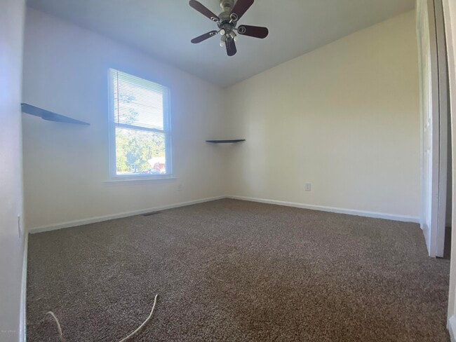 Building Photo - 220 Lakewood Dr