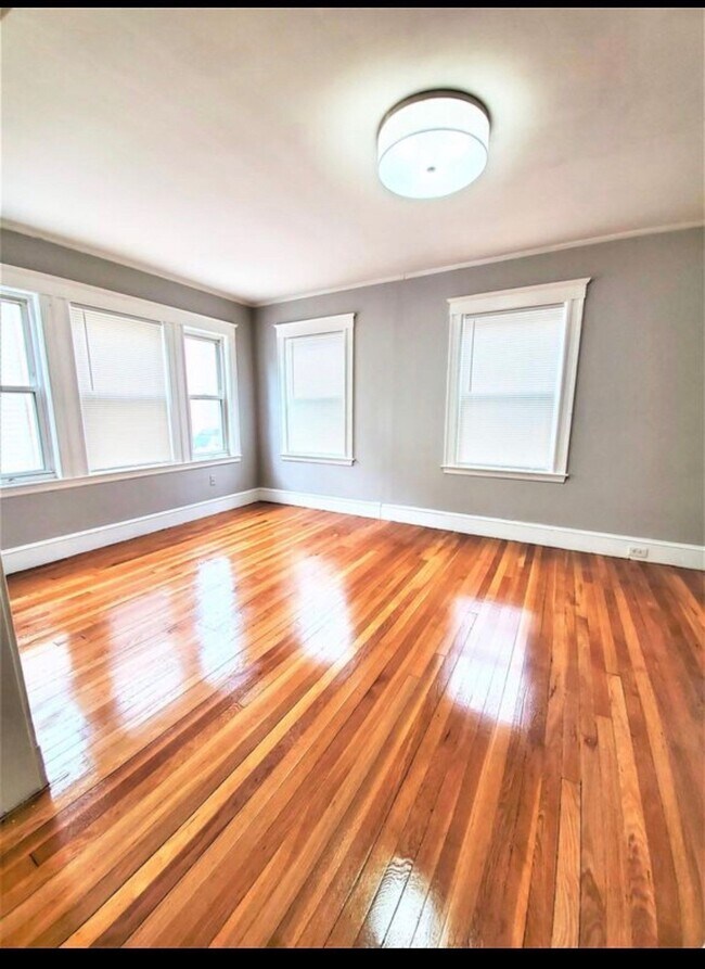 Building Photo - 11 Monponset St