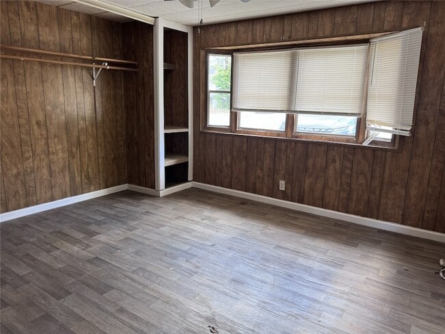 Building Photo - 854 Queenswood St