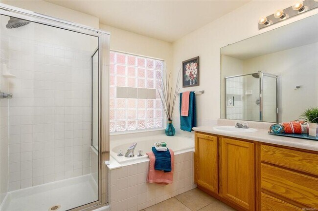 Building Photo - AMAZING 4 Bed 4 Bath Single Family Home in...