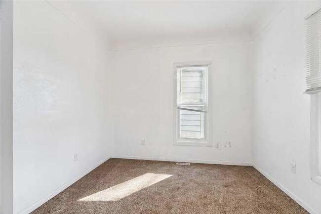 Building Photo - 452 8th Ave SW