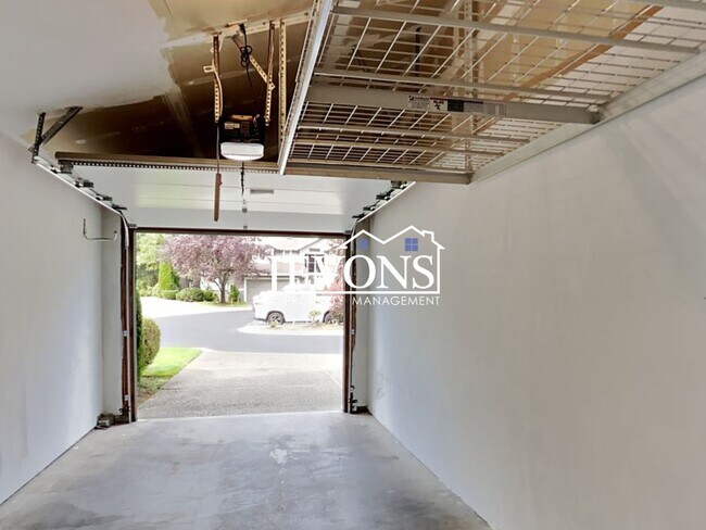 Building Photo - Fabulous 2 Bedrooms, 2 Bathroom, Top-Floor Condo in Klahanie