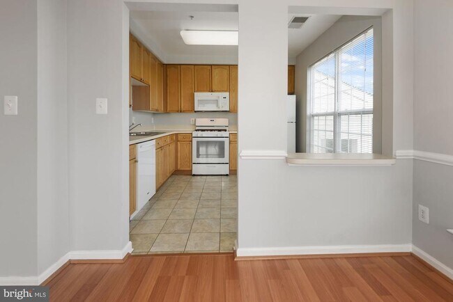 Building Photo - 2480 Angeline Dr